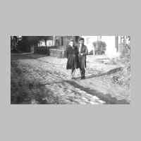 022-0245  Renate Heymuth und Gertrud Kuhr auf der Goldbacher Dorfstrasse vor dem Anwesen Boenig. Dahinter zu erkennen die Haeuser Rogge und Podehl..jpg